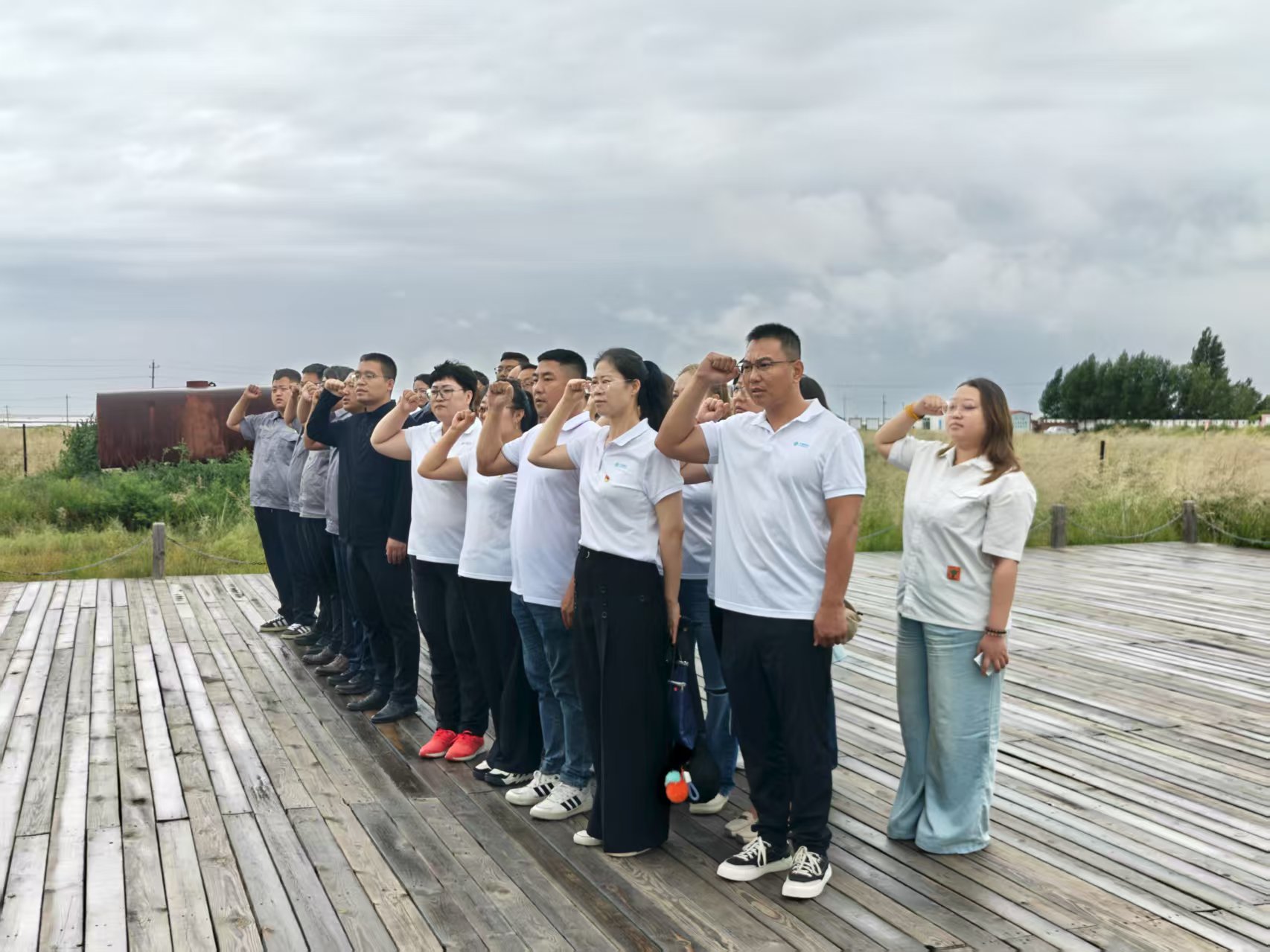 额盐公司党支部与东乌旗移动公司党支部联合开展“感党恩，听党话，跟党走”群众教育实践活动暨“铭记烽火岁月，传承红色基因”主题党日活动
