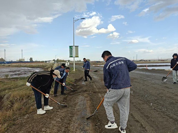 额盐公司组织开展“情暖双节守初心，自主修路显担当”主题党日活动