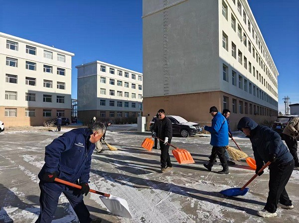 额盐公司组织开展“汇聚志愿力量 共建美好生活”清雪志愿服务活动