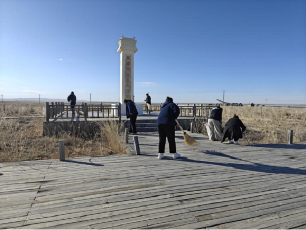 缅怀革命先烈 传承红色基因——额盐公司生产党支部、行政党支部、青工部联合 开展祭扫盐池保卫战纪念碑活动